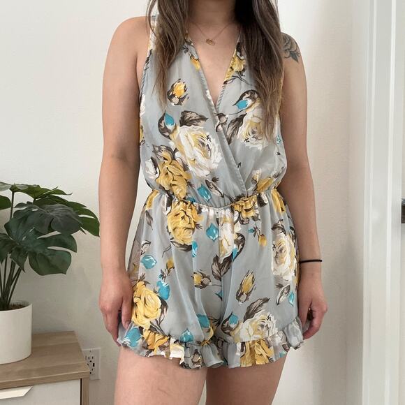 Audrey 3+1 gray floral sleeveless ruffle wrap romper small - Picture 1 of 4